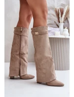 Dámské kozačky na podpatku s vyhrnutou holení Evyra – béžové, eko semiš Dámské kozačky na podpatku s vyhrnutou holení Evyra – béžové, eko semiš