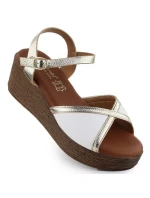 Dámské sandály na platformě bílé a zlaté model 21904971 - S.Barski Dámské sandály na platformě bílé a zlaté model 21904971 - S.Barski