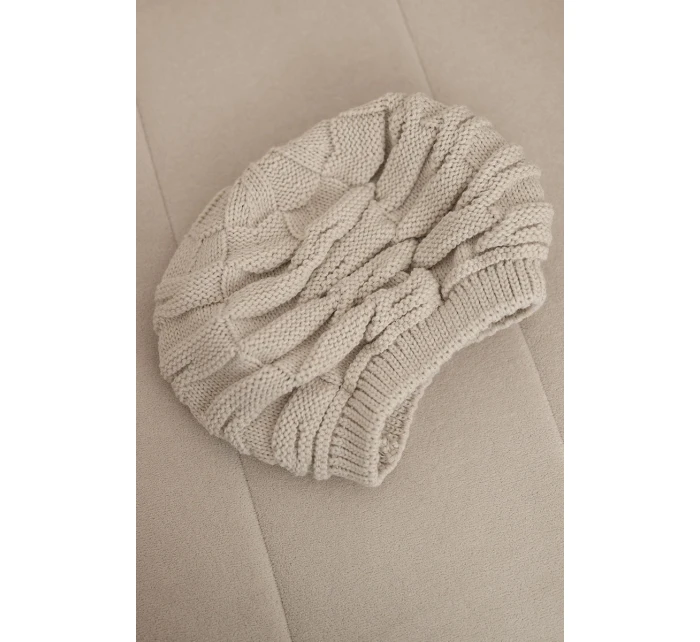 Dámská zimní čepice z vlny s ozdobným vzorem a kamínky model 21878087 béžová - K-Fashion