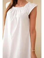 Dámské bavlněné šaty s model 22079483 výstřihem a volánkem bílá - K-Fashion