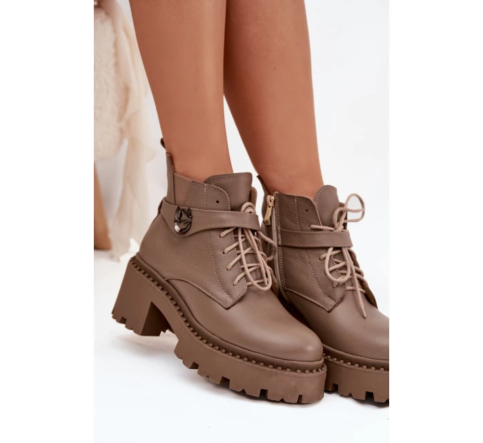 Kožené dámské kotníkové boty na klínu s ozdobným páskem zateplené model 21710528 tmavě béžové - Zazoo