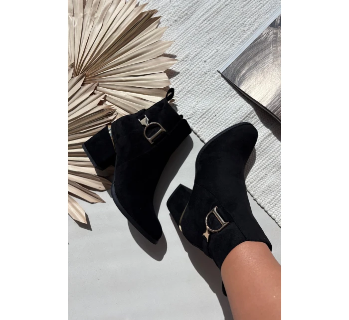 Zateplené dámské boty na podpatku se zlatými prvky černé model 21708256 - Boto Zateplené dámské boty na podpatku se zlatými prvky černé model 21708256 - Boto