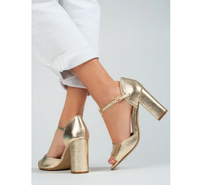 Trendy zlaté dámské sandály na širokém podpatku Trendy zlaté dámské sandály na širokém podpatku