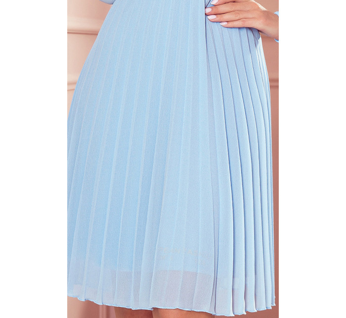ISABELLE - Světle modré dámské plisované šaty s výstřihem a dlouhými rukávy 313-10