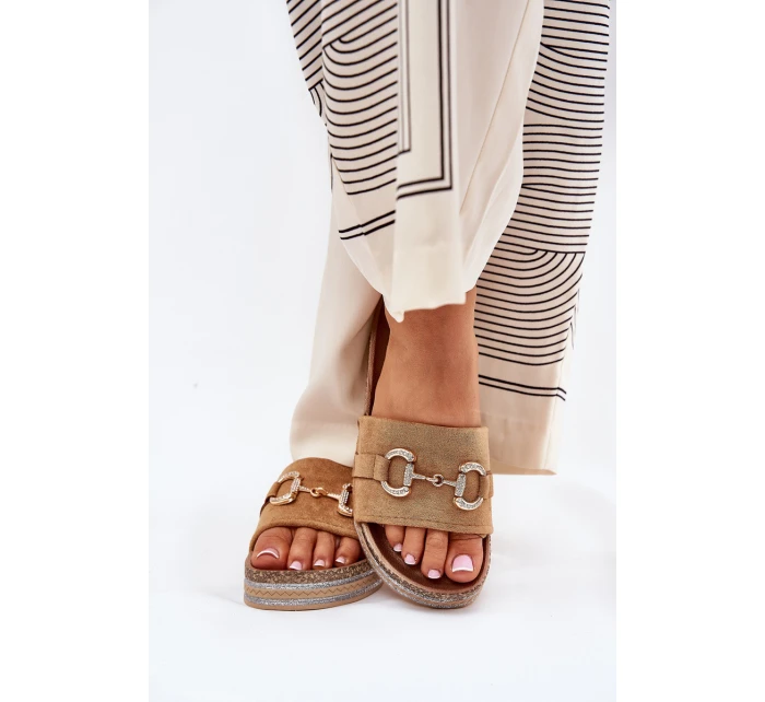 Dámské Pantofle Na Platformě Se Zlatou Dekorací A Leskem Camel Morisela Dámské Pantofle Na Platformě Se Zlatou Dekorací A Leskem Camel Morisela