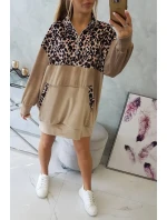 Velurové šaty s leopardím potiskem v béžové barvě Velurové šaty s leopardím potiskem v béžové barvě