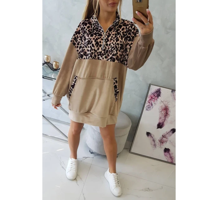 Velurové šaty s leopardím potiskem v béžové barvě Velurové šaty s leopardím potiskem v béžové barvě