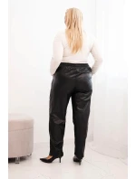 Dámské kalhoty Plus Size z eko kůže s vysokým pasem a gumou v pase černé Dámské kalhoty Plus Size z eko kůže s vysokým pasem a gumou v pase černé