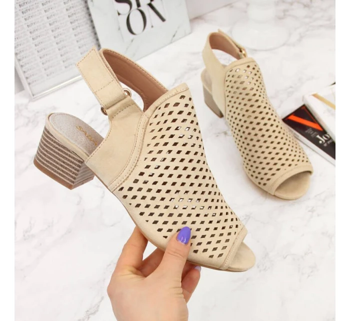 Dámské ažurové sandály béžové model 21904482 - Sabatina