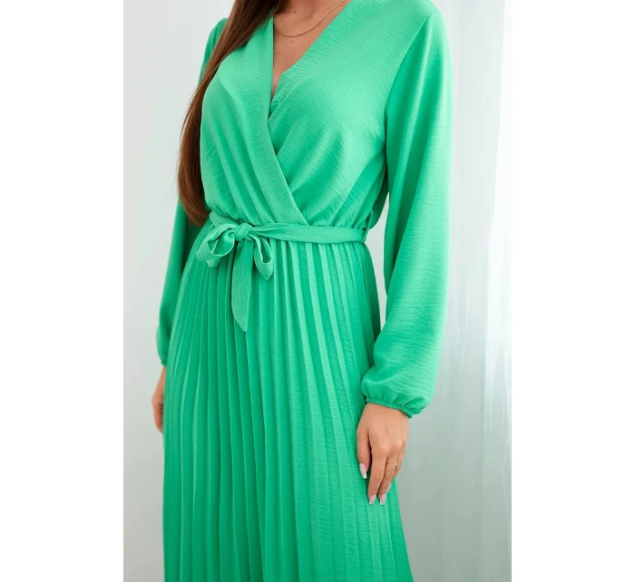 Šaty s vázáním a plisovanou sukní jasně zelená