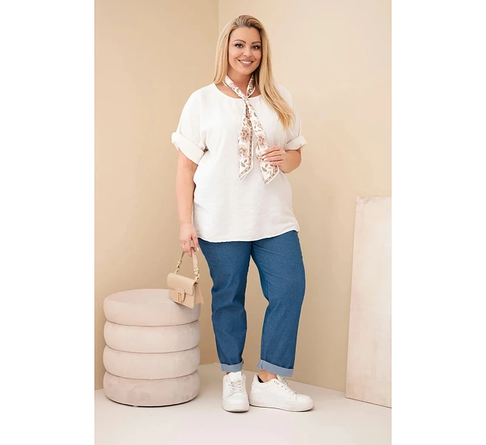 Dámská viskózová halenka Plus Size s krátkým rukávem a ozdobným šátkem béžová