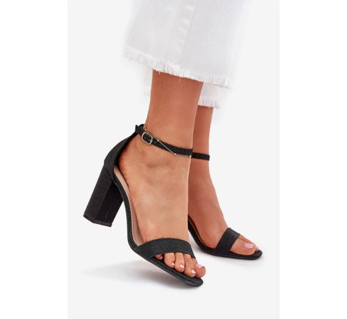 Lesklé sandály na podpatku Kavina – černé Lesklé sandály na podpatku Kavina – černé
