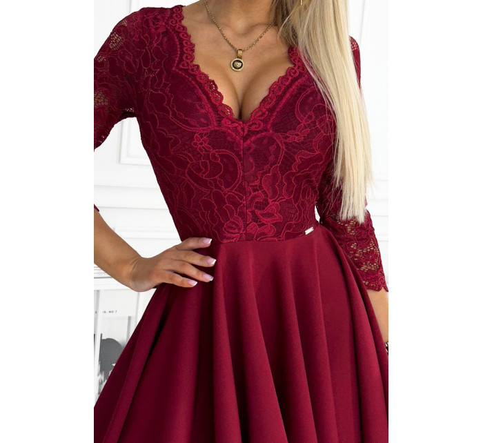 Dámské šaty ve vínové bordó barvě s delším zadním dílem a s výstřihem model 18042440 - numoco