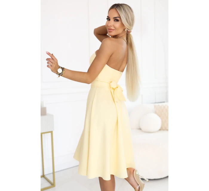 rozšířené midi šaty s páskem pastelově žluté model 22017316 - numoco rozšířené midi šaty s páskem pastelově žluté model 22017316 - numoco