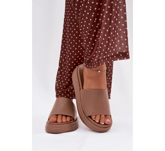 Dámské pantofle na platformě tmavě béžové model 21918985 - Boto Dámské pantofle na platformě tmavě béžové model 21918985 - Boto