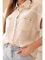Dámská košile z model 22048779 s ozdobným límečkem a kapsami tmavě béžová - K-Fashion