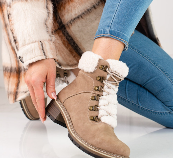 Trendy dámské hnědé  kotníčkové boty na plochém podpatku