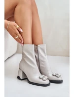 Lakované Dámské Kotníkové Boty Na Podpatku S Ozdobou D&A Světle šedé Lakované Dámské Kotníkové Boty Na Podpatku S Ozdobou D&A Světle šedé