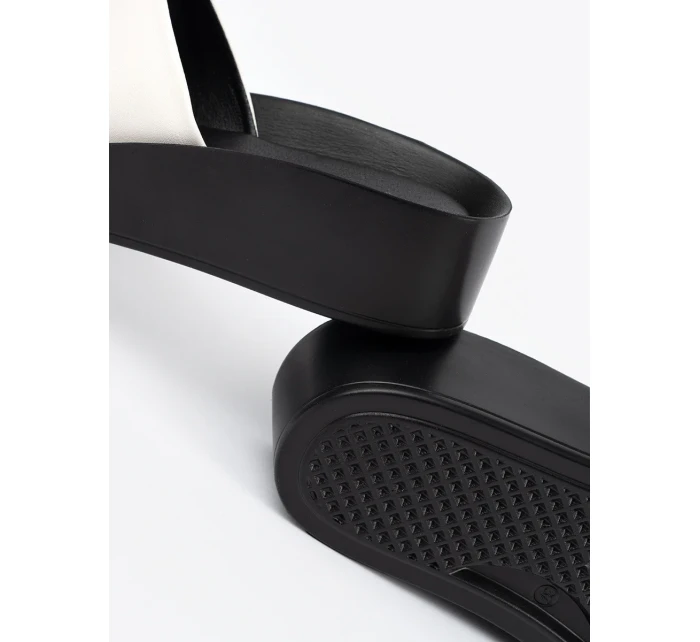 Módní Biało-czarny dámské  nazouváky na klínku