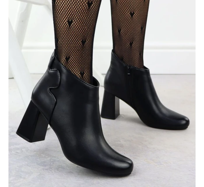 Elegantní černé kožené boty na jehlovém podpatku model 21905504 - JEZZI