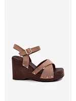 Dámské sandály na platformě se zlatými přezkami Béžové Velvra