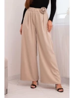 Dámské elegantní kalhoty s širokou nohavicí a ozdobným květem béžové Dámské elegantní kalhoty s širokou nohavicí a ozdobným květem béžové
