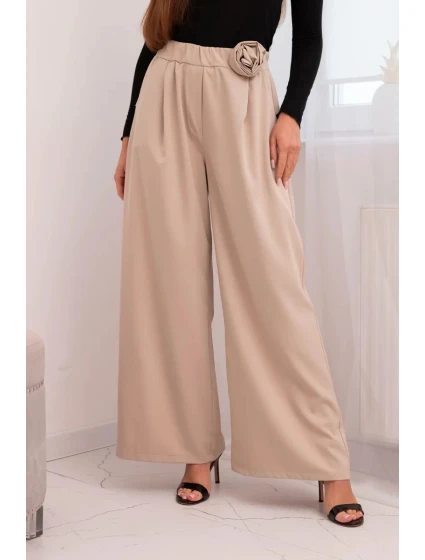 Dámské elegantní kalhoty s širokou nohavicí a ozdobným květem béžové Dámské elegantní kalhoty s širokou nohavicí a ozdobným květem béžové