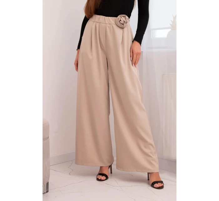 Dámské elegantní kalhoty s širokou nohavicí a ozdobným květem béžové Dámské elegantní kalhoty s širokou nohavicí a ozdobným květem béžové