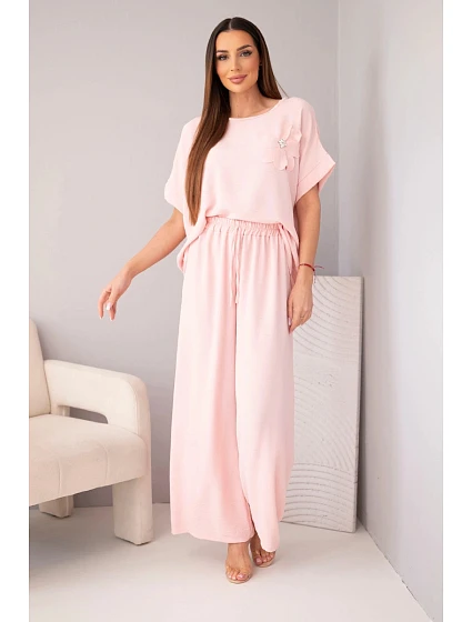 Dámský komplet z viskózy s ozdobným květem a širokými kalhotami pudrově růžová
