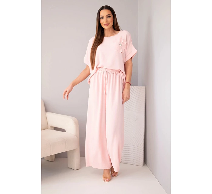 Dámský komplet z viskózy s ozdobným květem a širokými kalhotami pudrově růžová