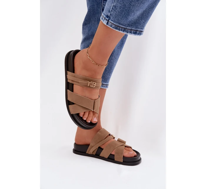 Dámské pantofle s pásky a zlatým přezkou tmavě béžové model 21954632 - Boto