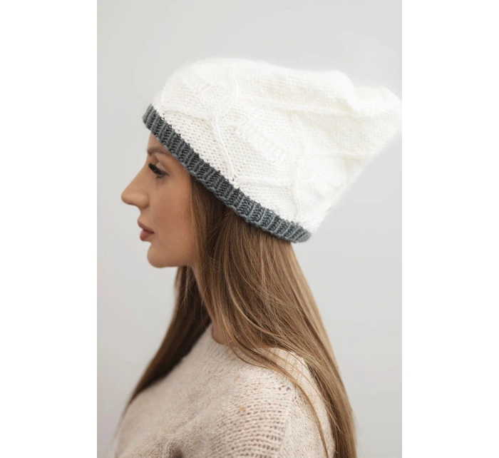 Dámská zimní čepice z vlny s proplétaným vzorem K443 bílá