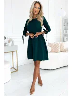 ALICE Dámské trapézové šaty v lahvově zelené barvě s mašličkami model 20577295 - numoco ALICE Dámské trapézové šaty v lahvově zelené barvě s mašličkami model 20577295 - numoco