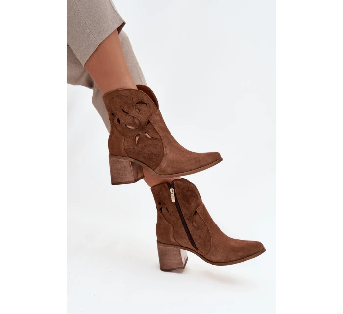 Dámské kotníky s perforovaným designem z přírodní semiše na podpatku Zazoo 3690 hnědé