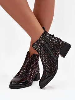 Lakované dámské kotníkové boty z pravé kůže na nízkém podpatku model 21713808 Černé - D&A