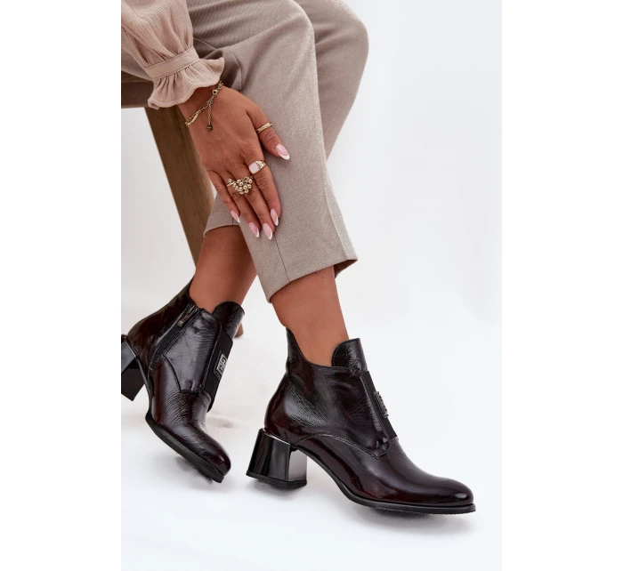 Dámské zateplené lakované kotníkové botky na blokovém podpatku s ozdobným detailem – bordó Zazoo