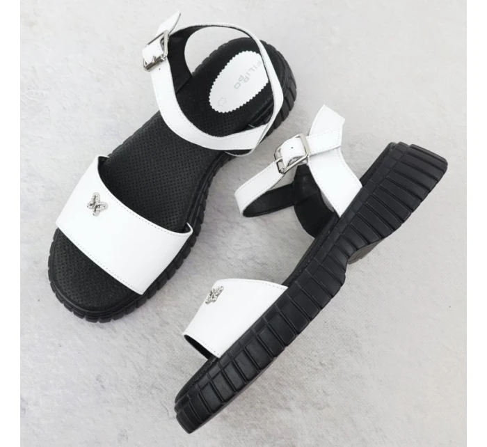 Dámské kožené sandály na hrubé podrážce s motýlím vzorem bílé Filippo DS6811 Dámské kožené sandály na hrubé podrážce s motýlím vzorem bílé Filippo DS6811