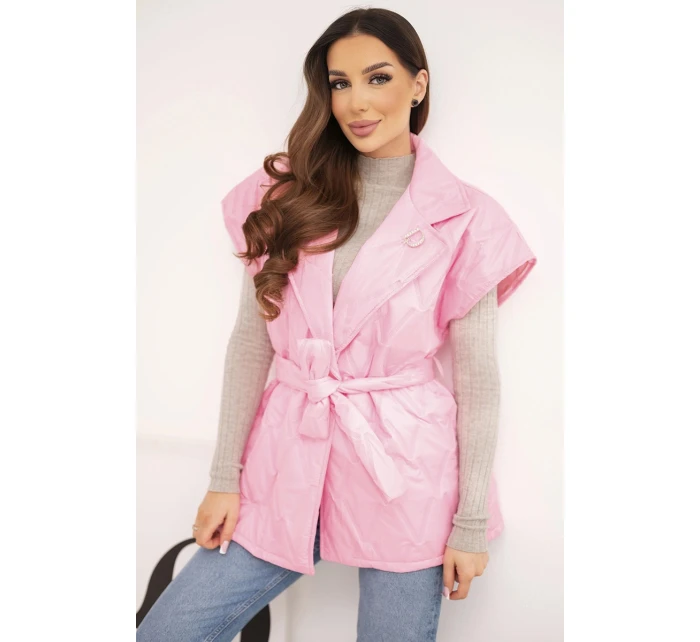 Dámská prošívaná vesta s páskem a širokým límcem světle růžová