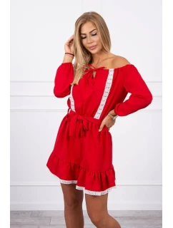 Šaty s odhalenými rameny a krajkou červené barvy