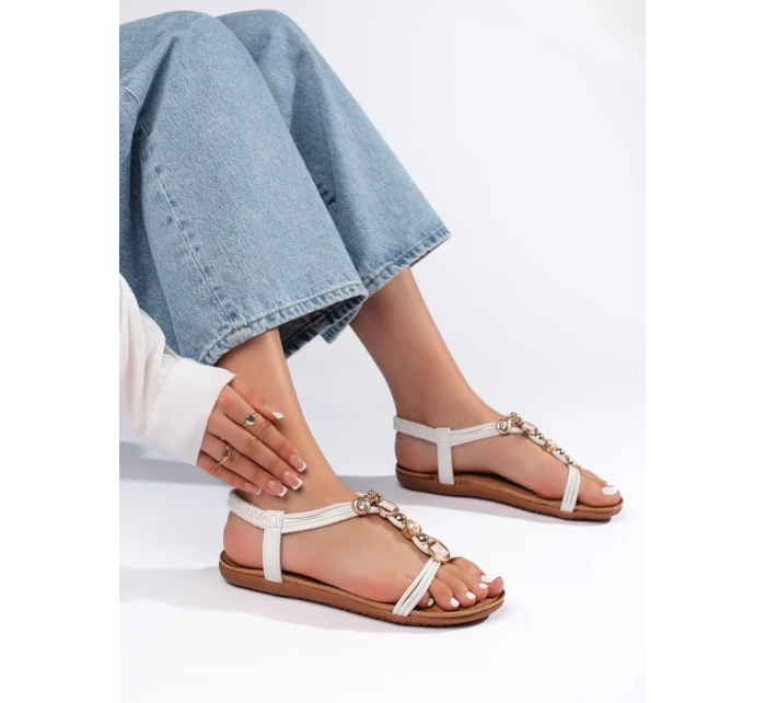 Praktické bílé sandály dámské na plochém podpatku Praktické bílé sandály dámské na plochém podpatku