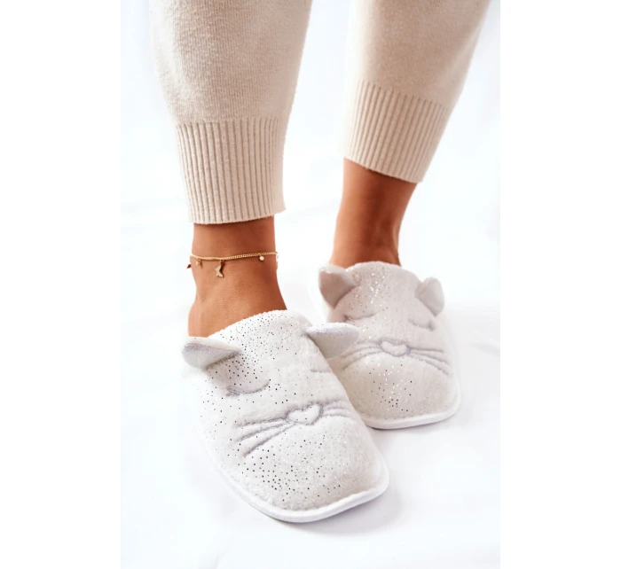 Lesklé pantofle bílé model 21570304 - EVENTO