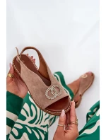 Dámské Sandály S Dekorací Na Plochém Podpatku Eko Semišové Tmavě Béžové model 21685742 - Boto Dámské Sandály S Dekorací Na Plochém Podpatku Eko Semišové Tmavě Béžové model 21685742 - Boto