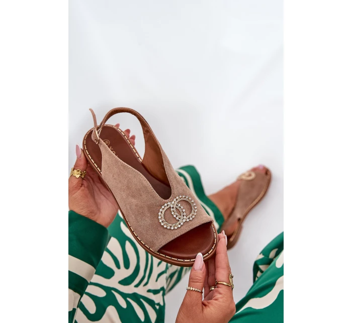 Dámské Sandály S Dekorací Na Plochém Podpatku Eko Semišové Tmavě Béžové model 21685742 - Boto Dámské Sandály S Dekorací Na Plochém Podpatku Eko Semišové Tmavě Béžové model 21685742 - Boto