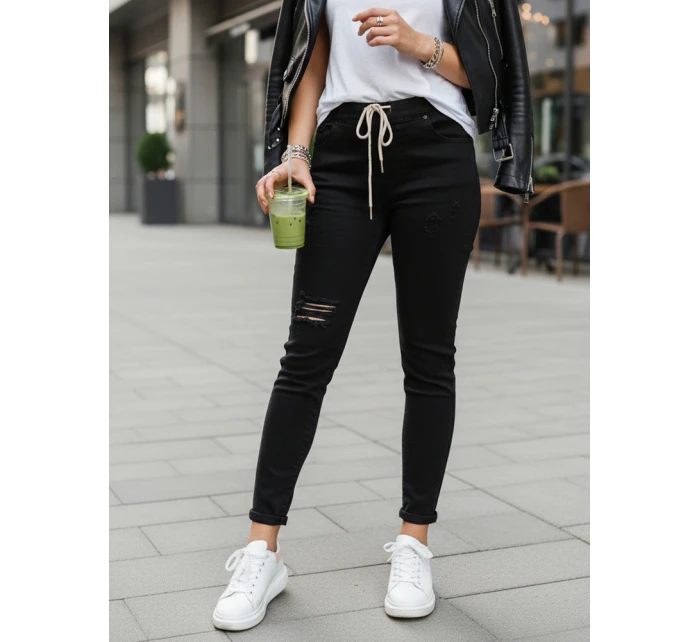 Černé dámské kalhoty FashionStreet s dírou UY2857 Černé dámské kalhoty FashionStreet s dírou UY2857