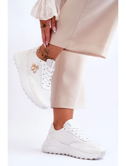 Lesklá sportovní obuv s zdobením Bíle model 21620621 - Boto Lesklá sportovní obuv s zdobením Bíle model 21620621 - Boto