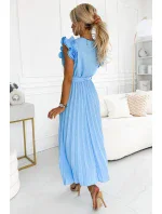 Světle modré dámské plisované midi šaty s výstřihem a volánky model 21819828 - numoco basic Světle modré dámské plisované midi šaty s výstřihem a volánky model 21819828 - numoco basic