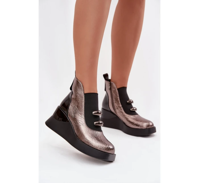 Boty na klínovém podpatku model 220506 Step in style Boty na klínovém podpatku model 220506 Step in style