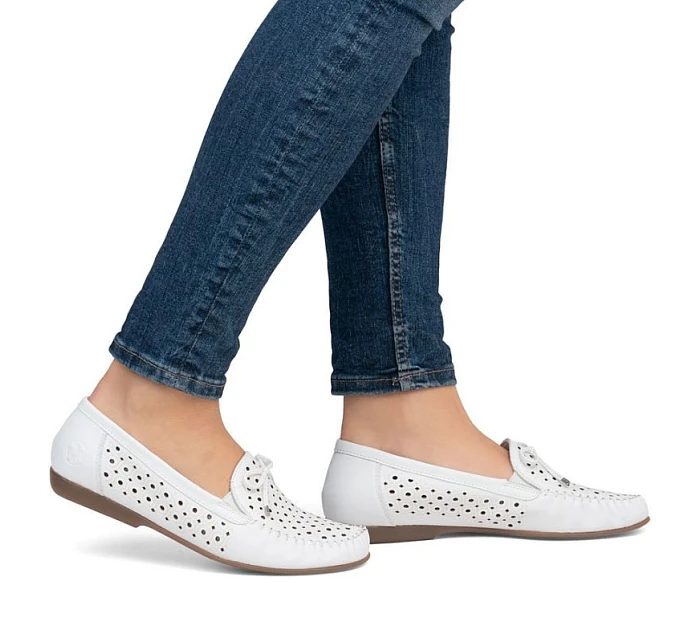 Dámské kožené prolamované mokasíny model 22063273 lehké pohodlné bílé barvy - Rieker