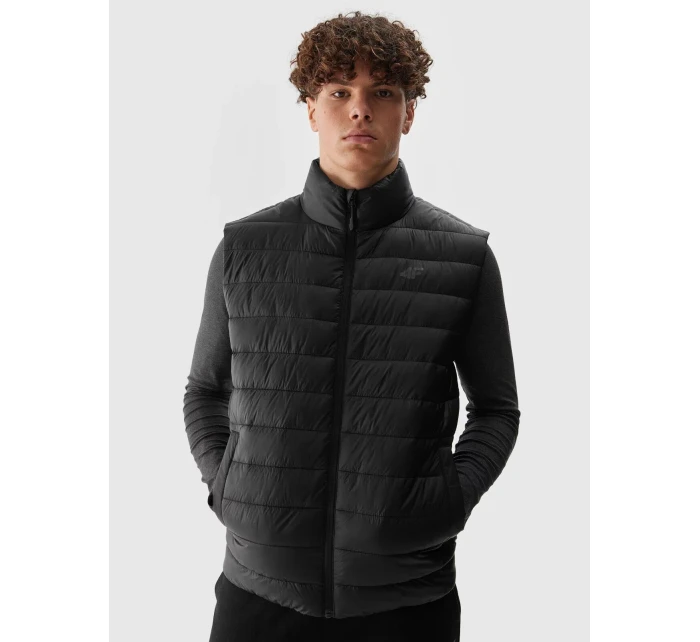 Pánská péřová vesta s recyklovanou výplní 4F - černá Pánská péřová vesta s recyklovanou výplní 4F - černá