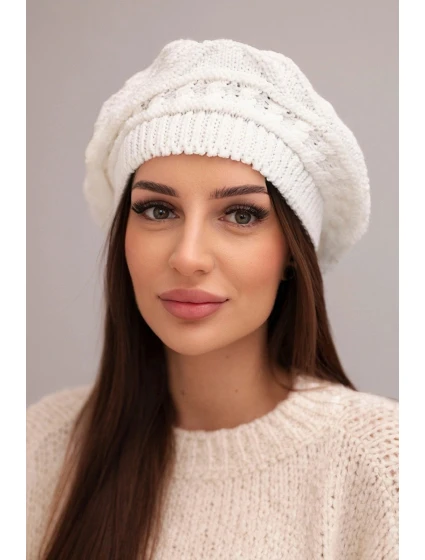 Dámská zimní čepice z vlny s volným střihem a ozdobným pletením K378 bílá Dámská zimní čepice z vlny s volným střihem a ozdobným pletením K378 bílá